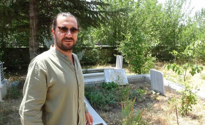 Tavşanlı’da mezarlık içinde kendisini sevdiren karga şaşırttı