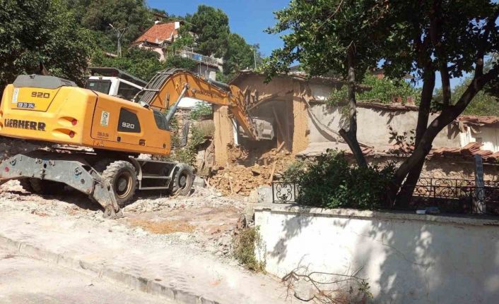 Tehlike saçan metruk binalar yıkıldı