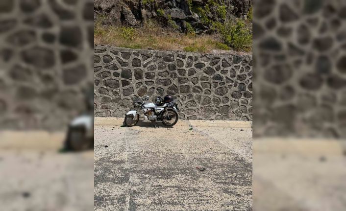 Tekeri patlayan motosiklet metrelerce sürüklendi