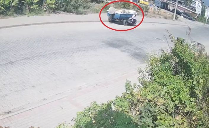 Tekne yüklü römorka çarpan motosikletli kaskı sayesinde hayatta kaldı