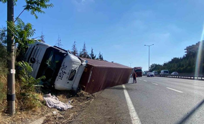 TEM otoyolunda tır devrildi, sürücü hafif yaralandı