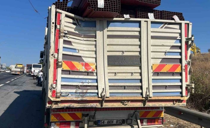 TEM’de yolcu otobüsü kamyona çarptı: 1’i ağır 7 yaralı