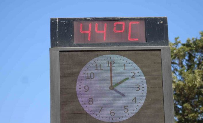 Termometre 44 dereceyi gösterdi, vatandaşlar sığınacak gölge aradı