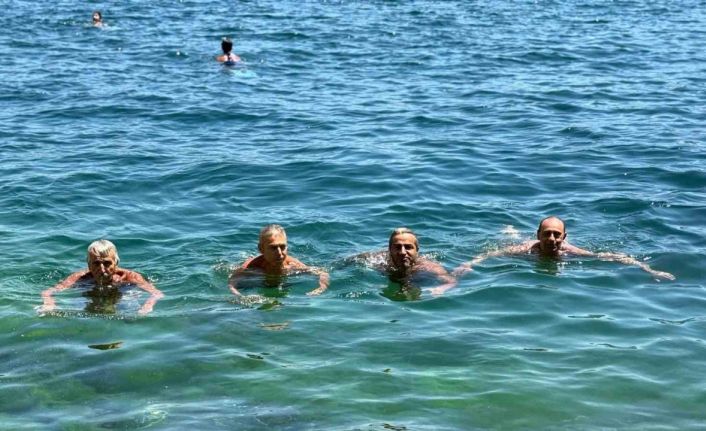 Termometreler 36 dereceyi gösterdi: Sıcaktan bunalan vatandaşlar sahile akın etti