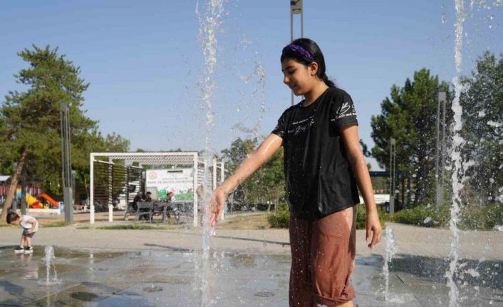Termometreler 40 dereceyi gösterdi, vatandaşlar gölgeliklerde vakit geçirdi