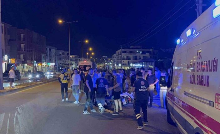 Ters şeritten U dönüşü yapan otomobil motosikletle çarpıştı: 2 yaralı