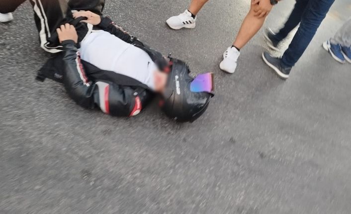 Ters yönden dönüş yapan araç motosikletle çarpıştı: 2 yaralı