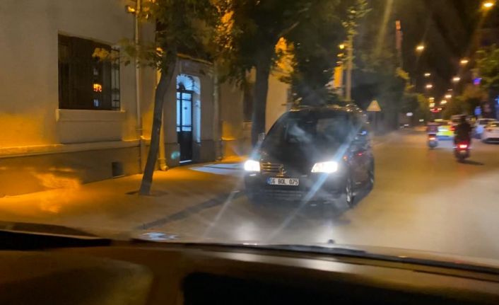 Ters yönden giden otomobil trafiği tehlikeye attı