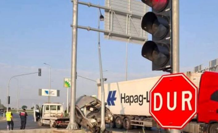 Ticari araç elektrik direğine çarptı: 7 yaralı