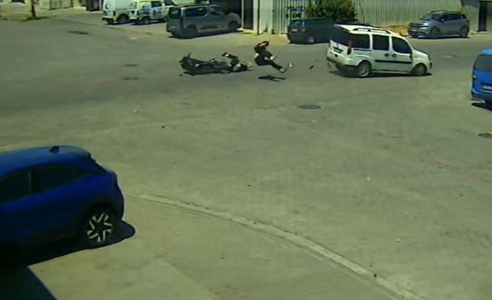 Ticari araçla çarpışan motosikletteki yolcu ve sürücü ağır yaralandı