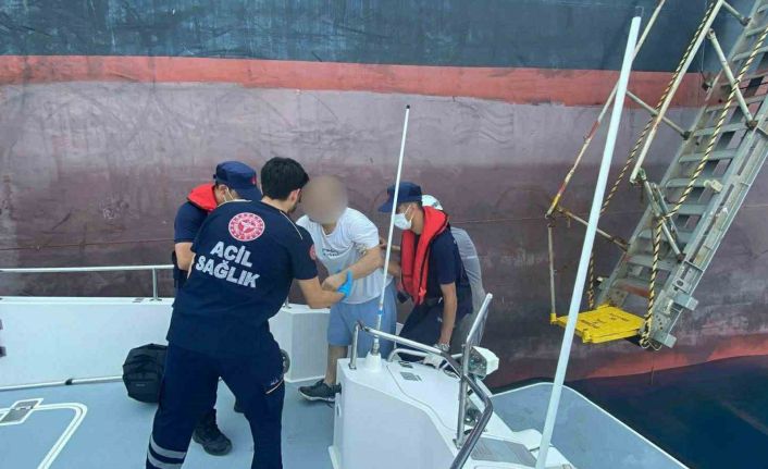 Ticari gemide rahatsızlanan vatandaşa tıbbi tahliye
