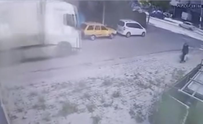 Tır, dorsesine takılı kalan hafif ticari aracı metrelerce sürükledi