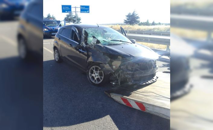 Tıra arkadan çarpan otomobilde 2 kişi yaralandı