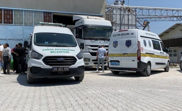 Tırdan boşaltılan yemlerin altında kalarak hayatını kaybetti