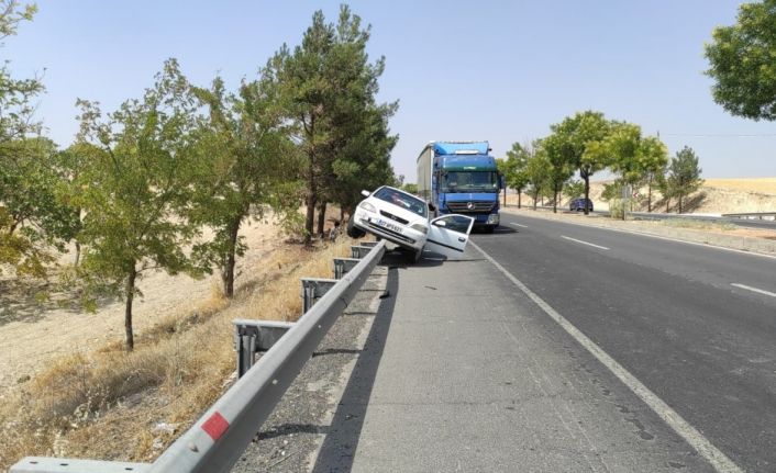 Tırın çarptığı otomobil demir bariyerin üzerine çıktı: 3 yaralı