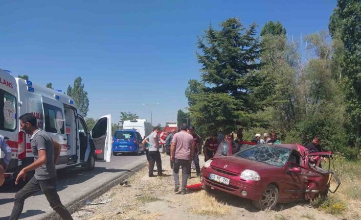 Tırın otomobile çarptığı kazada 1 kişi öldü, 5 kişi yaralandı