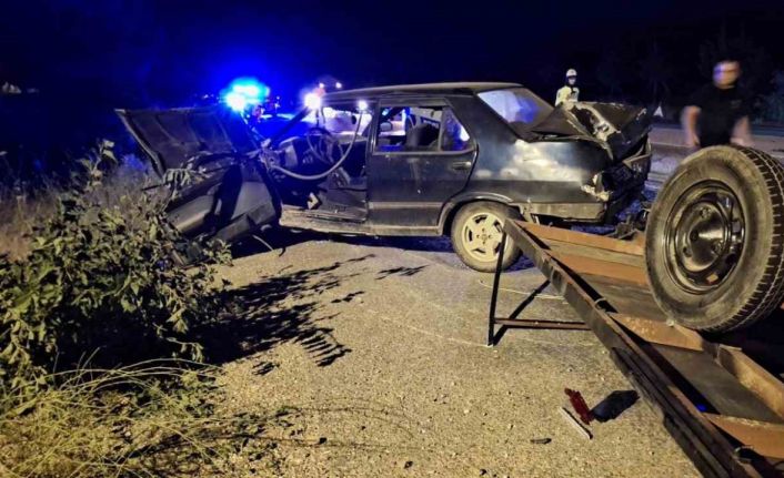 Tofaş’ın arkasına bağlanan aydınlatmasız römork kazaya neden oldu: 2 yaralı