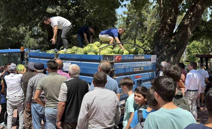 Tokatlı genç, dedesinin hayrına tonlarca karpuz dağıttı