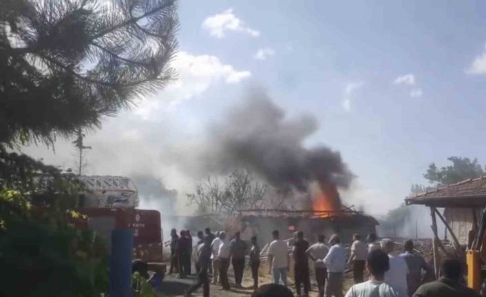 Tokat’ta çıkan yangında 1 ev ve 2 ahır küle döndü