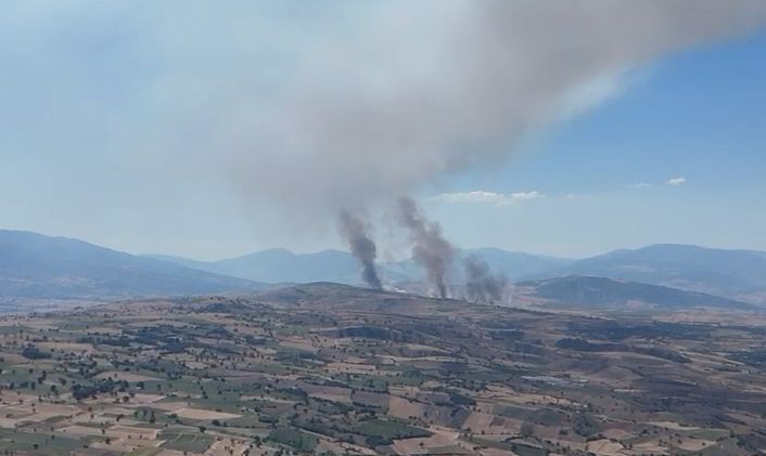 Tokat’ta ekili arazide çıkan yangına müdahale ediliyor