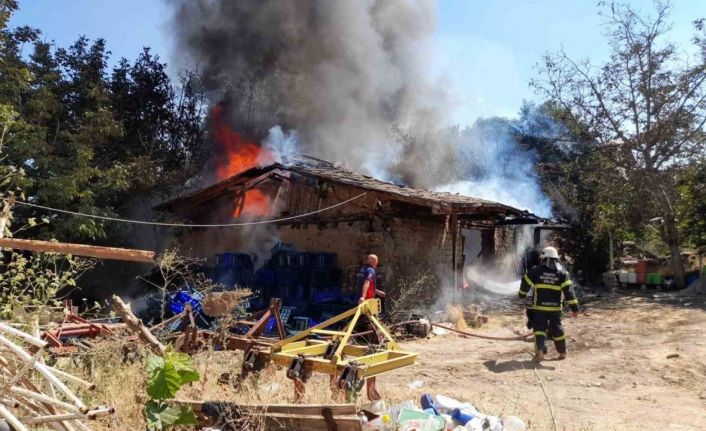 Tokat’ta samanlıkta çıkan yangında çiftçinin emekleri kül oldu