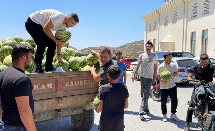 Tonlarca karpuzu satın alarak ücretsiz dağıttı