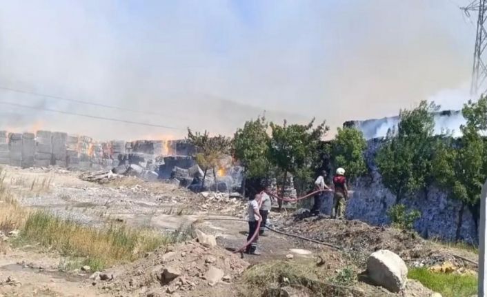 Torbalı’da kağıt fabrikasındaki yangına müdahale sürüyor