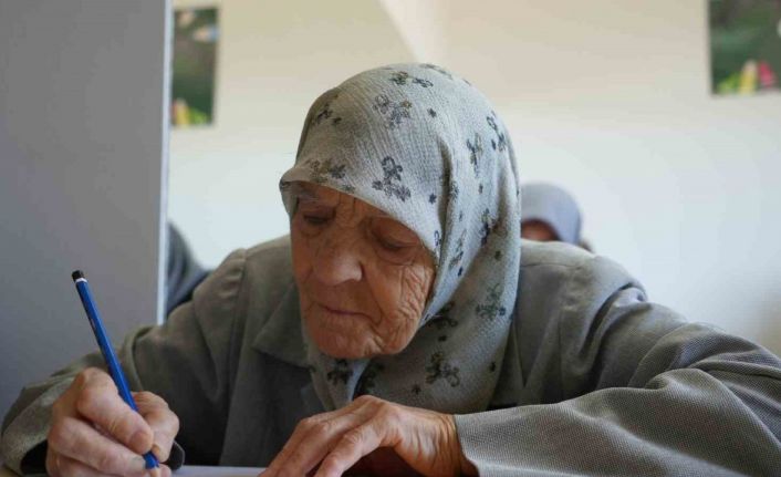 Torun sahibi ninelerin okumayı öğrenme azimleri imrendiriyor