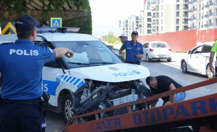 Trafik kazası ihbarına giden polis aracı ile otomobil çarpıştı: 4 yaralı
