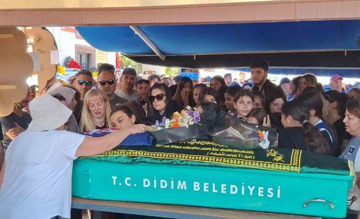 Trafik kazasında hayatını kaybeden 14 yaşındaki Derin, son yolculuğuna uğurlandı