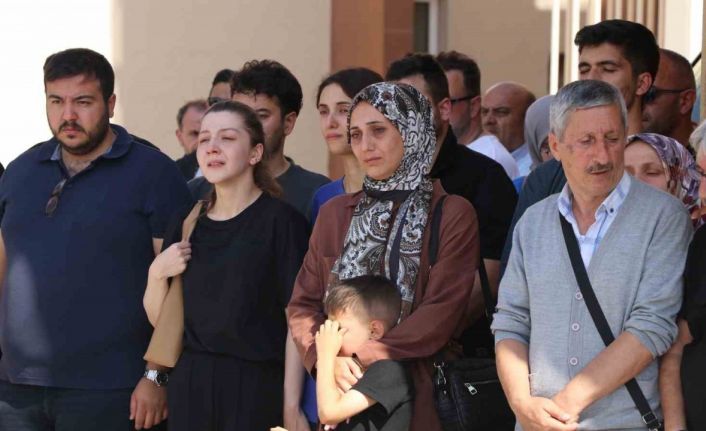 Trafik kazasında hayatını kaybeden eski Bitlis Valisi Karaömeroğlu’nun cenazesi törenle Ankara’ya uğurlandı