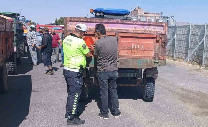 Traktör kazalarını önlemek için römorklara reflektör takıldı