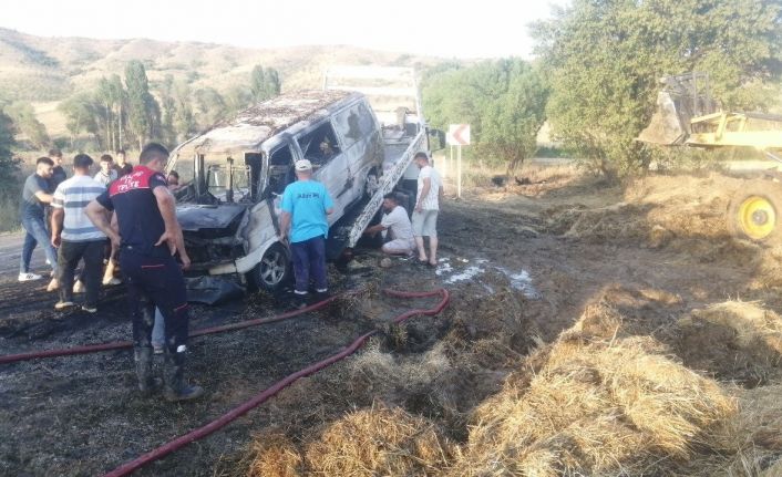 Traktöre yüklenen saman balyaları alev aldı, ticari araç küle döndü