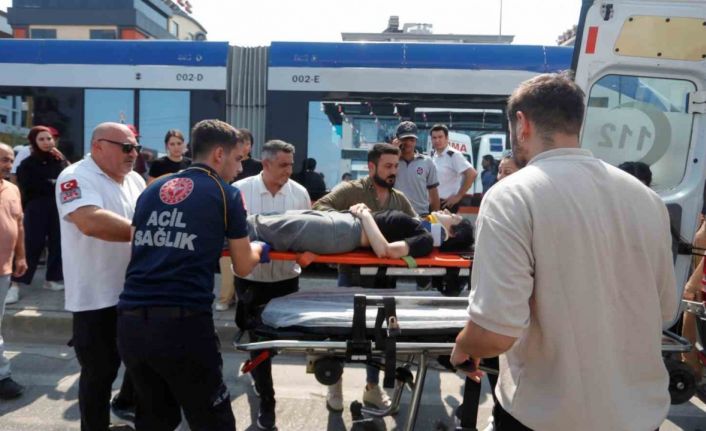 Tramvayın çarptığı genç kız yaralandı