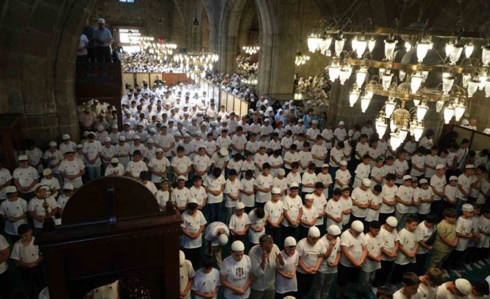 TÜGVA, Erzurum’da 6 bin 237 öğrenciyi Ulu Cami’de buluşturdu