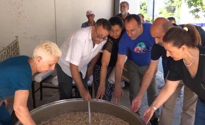 Tunceli’de düzenlenen etkinlikte vatandaşlara aşure dağıtıldı