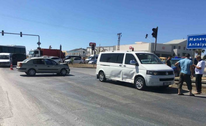 Tur aracı ile otomobil çarpıştı: 2 çocuk yaralandı