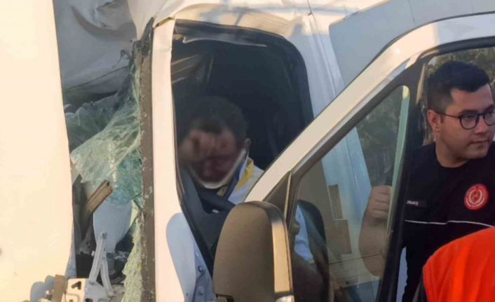 Tur aracı kamyonun altına girdi, sıkışan sürücü için ekipler alarma geçti