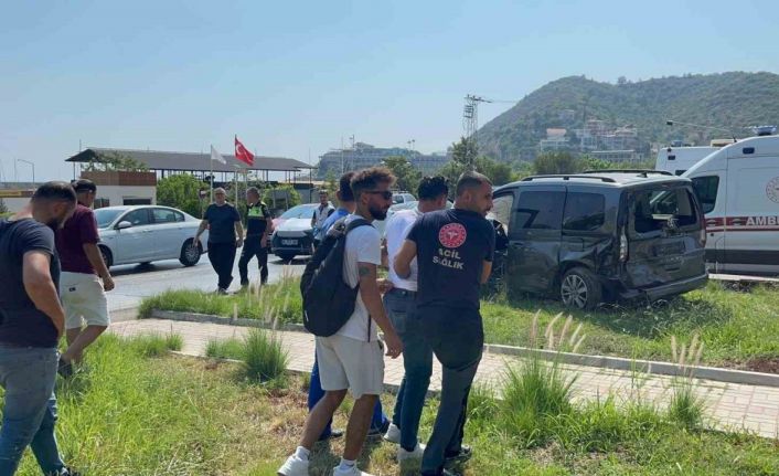 Tur minibüsü ile hafif ticari araç çarpıştı: 2 yaralı