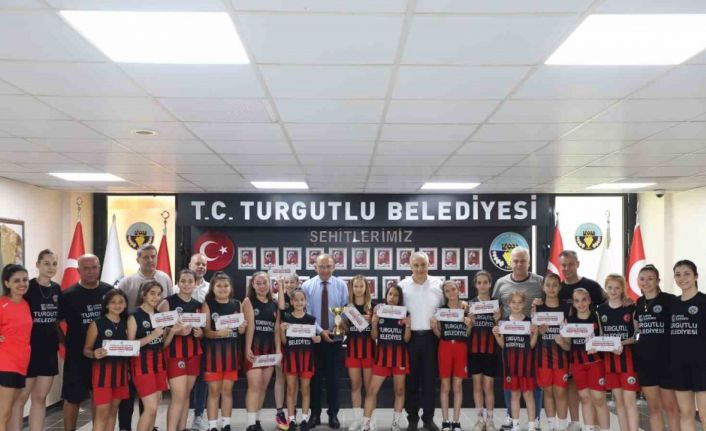 Turgutlu Belediyespor ikincilik kupasını Başkan Akın’la paylaştı