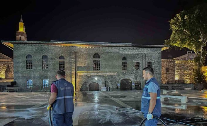 Turistlerin uğrak yeri Sur ilçesi lavanta ve gül kokulu dezenfekte ile yıkandı