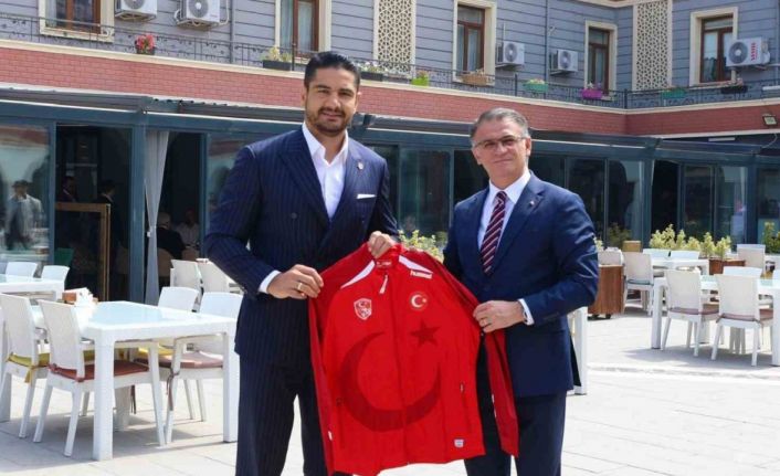 Türkiye Güreş Federasyonu Başkanı Taha Akgül, Van Valisi Ozan Balcı’yı ziyaret etti