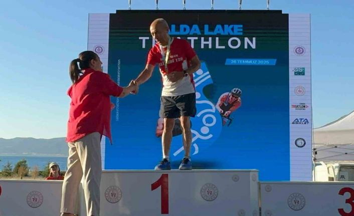 Türkiye’nin Maldivleri Salda Gölü’ndeki triatlon yarışlarında 76 yaşındaki ‘Demir Adam’ zirvede