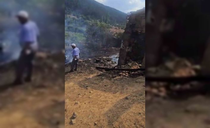 Tutuşan saman balyaları ile büyüyen alevlere itfaiye müdahale etti