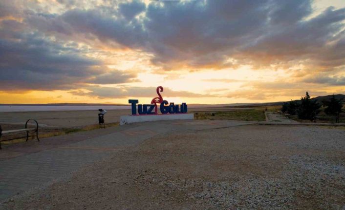 Tuz Gölü’nde mest eden gün batımı
