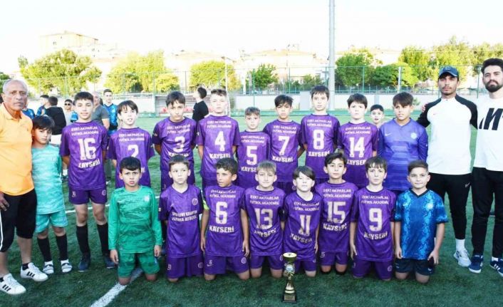 U11 Liginde Kayseri şampiyonu Zeki Akparlar FK