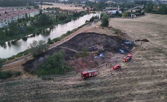 Üç şahsın çıkardığı iddia edilen yangında bin metrekare alan kül oldu