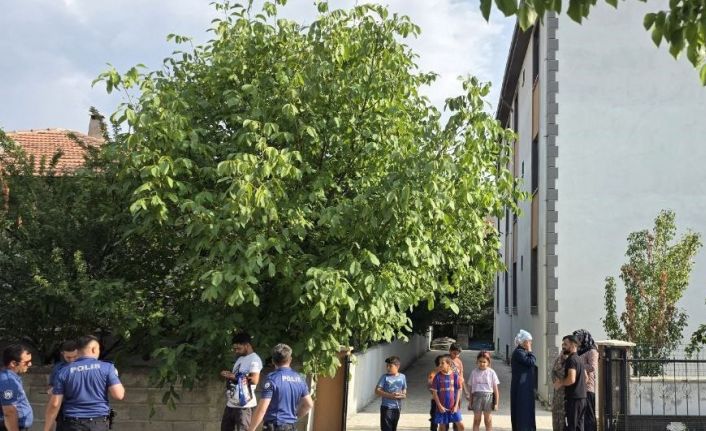 Üçüncü kattan düşen genç kadın ağır yaralandı