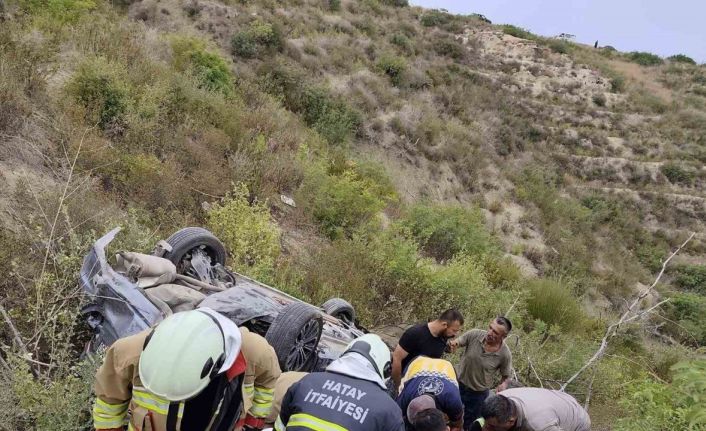 Uçuruma yuvarlanarak ters dönen otomobildeki 4 kişi yaralandı