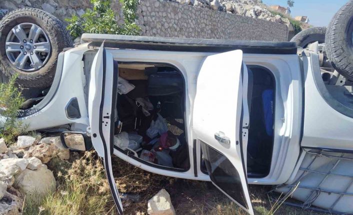 Uçurumdan yuvarlanan pikabın sürücüsü yaralandı